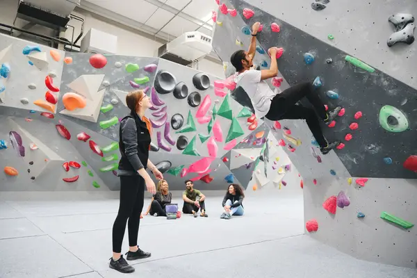 Funguje aplikace na boulder? A na venkovní lezení?